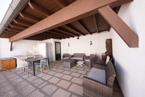patio ze stołem i krzesłami oraz jadalnią w obiekcie Casa a Santa Maria di Leuca w mieście Leuca