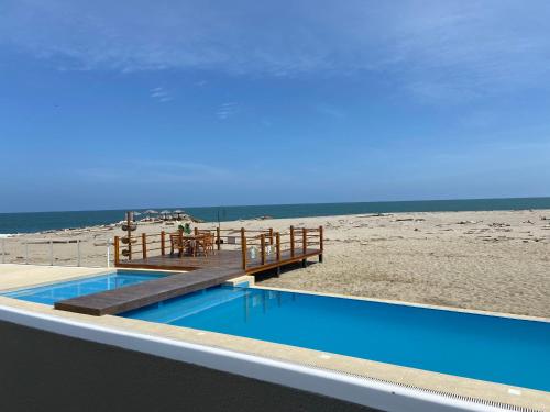 uma piscina ao lado de uma praia com o oceano em Ocean Club - Ocean Suites II em Playas