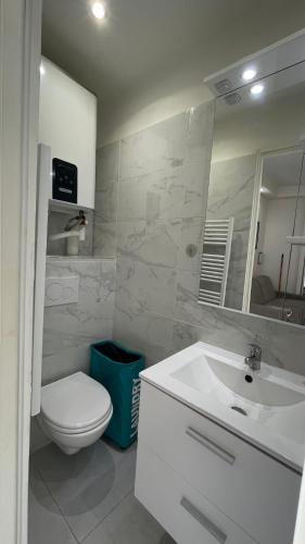 une salle de bain avec des toilettes blanches et un lavabo dans l'établissement Studio rue piétonne proche plage, à Menton