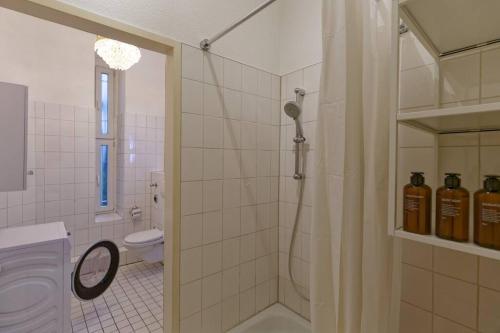 ein Bad mit einer Dusche und einem WC in der Unterkunft Wohnung 2 neben Warschauer Platz und Spree in Berlin