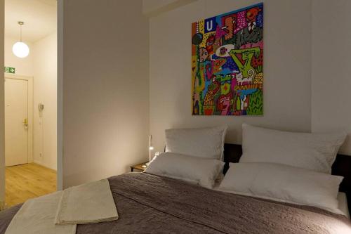 Schlafzimmer mit einem Bett mit Wandgemälde in der Unterkunft Wohnung 2 neben Warschauer Platz und Spree in Berlin