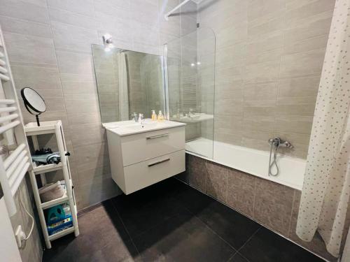 une salle de bain avec une baignoire, un lavabo et une douche dans l'établissement Juliana, à Mougins