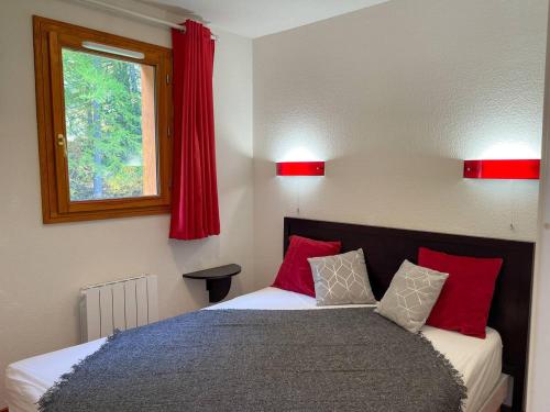 レ・ゾルにあるAppartement Les Orres, 2 pièces, 4 personnes - FR-1-322-35のベッドルーム1室(赤い枕のベッド1台、窓付)