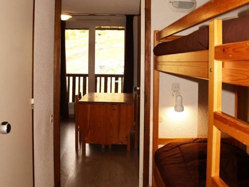 - une vue sur une chambre avec des lits superposés dans l'établissement Studio 6 personnes accès direct pistes, balcon, proche télésiège et commerces - FR-1-322-226, aux Orres