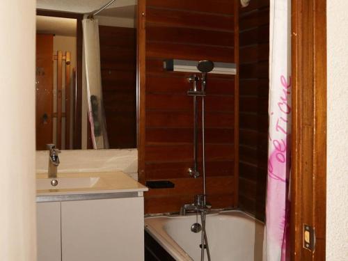 a bathroom with a sink and a bath tub at Appartement Les Orres, 1 pièce, 6 personnes - FR-1-322-226 in Les Orres