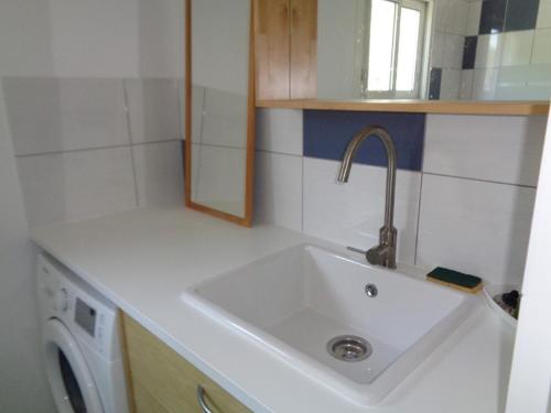 una cucina con lavandino e lavatrice di Appartement Le Lavandou, 3 pièces, 4 personnes - FR-1-308-49 a Le Lavandou