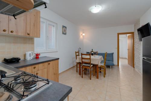 Η κουζίνα ή μικρή κουζίνα στο Apartments Luka