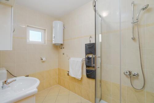 Ένα μπάνιο στο Apartments Luka