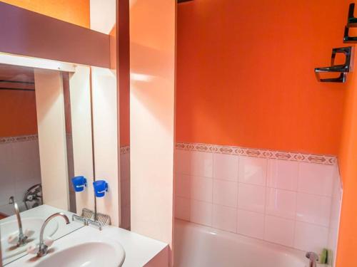une salle de bain avec un lavabo, un miroir et une baignoire dans l'établissement Studio Coin Montagne à Vars Les Claux, 4 Couchages, Proche Pistes et Centre, Parking Privé - FR-1-330B-47, à Vars
