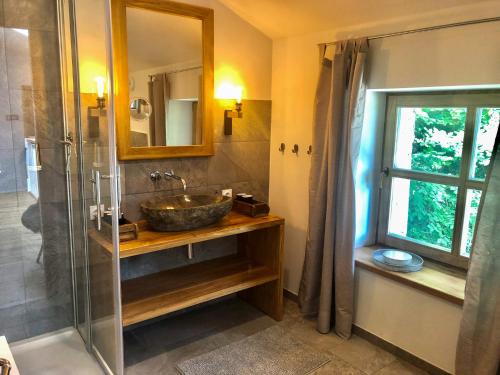 勒托利的住宿－La Belle Des Vosges，一间带水槽和玻璃淋浴的浴室