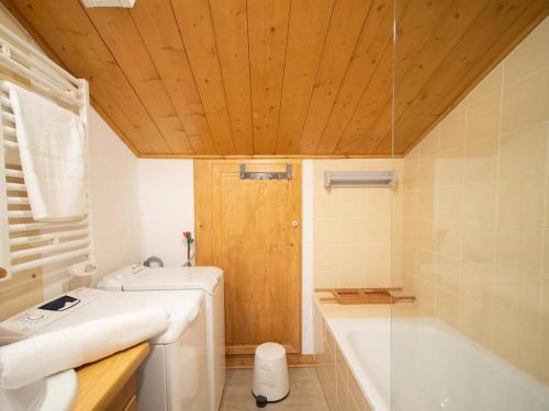 ein Badezimmer mit Waschbecken, Toilette und Badewanne in der Unterkunft Duplex rénové 4 pièces, 6 pers., 2 balcons, casier à skis, ménage inclus - FR-1-291-791 in Valmorel