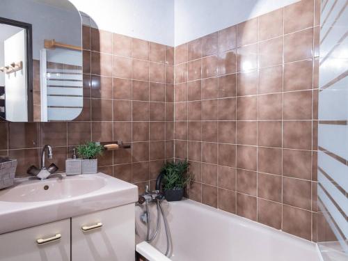 une salle de bain avec une baignoire, un lavabo et un miroir dans l'établissement Studio pratique pour 4 pers, parking privé, proche centre, téléphérique et navette gratuite - FR-1-296-140, à Saint-Lary-Soulan