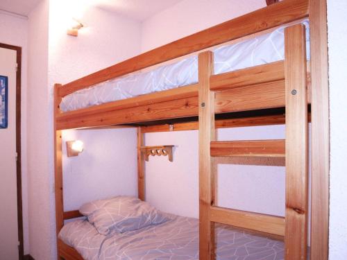 Cette chambre dispose de lits superposés et de 2 lits superposés. dans l'établissement Skis aux pieds! Superbe studio 6 pers., proche station, balcon Sud Ouest, tout équipé - FR-1-322-290, aux Orres