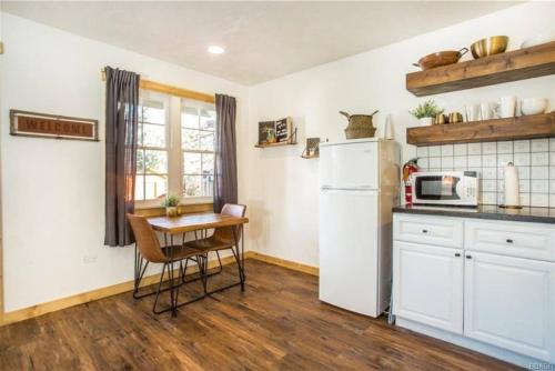 Η κουζίνα ή μικρή κουζίνα στο Modern Chic Spruce Retreat