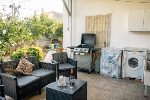 patio con fogones y lavadora en A 10 MINUTI DA GALLIPOLI BELLISSIMO APPARTAMENTO CON GIARDINO, en Taviano