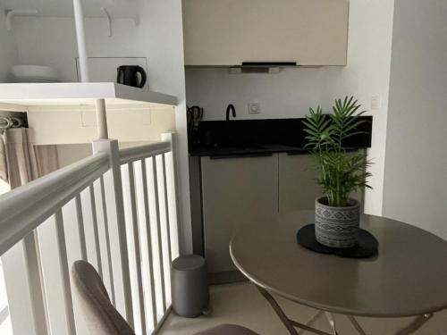 Een keuken of kitchenette bij Agréable Studio au Centre Ville