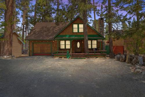 una pequeña casa en medio de un bosque en Mountain Getaway, en Big Bear Lake