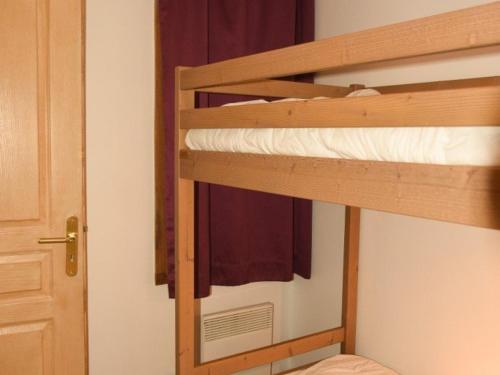 sypialnia z 2 łóżkami piętrowymi w pokoju w obiekcie Appartement Montgenèvre, 2 pièces, 4 personnes - FR-1-266-94 w mieście Montgenèvre