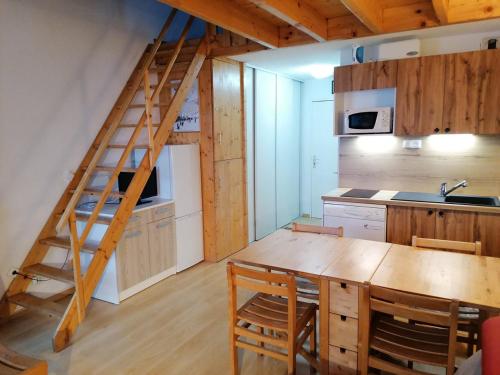 A cozinha ou kitchenette de Appartement Huez, 2 pièces, 6 personnes - FR-1-405-163