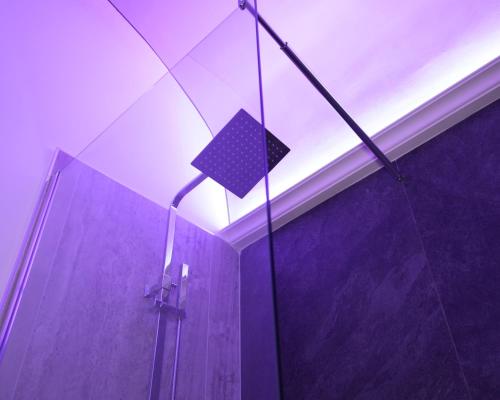 een badkamer met een douche en een luidspreker in het plafond bij Via Veneto Residenza in Cutrofiano
