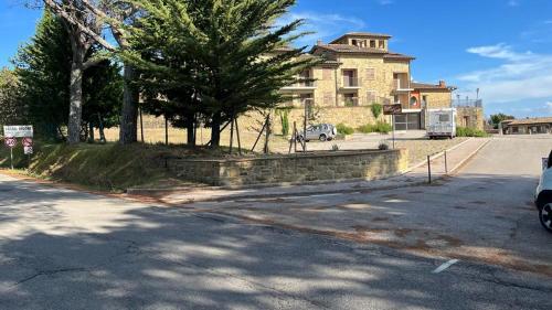 uma rua vazia em frente a um grande edifício em Case vacanze Villini panoramici sul Lago Trasimeno em Castel Rigone