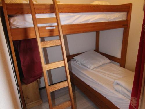 ラルプ・デュエズにあるAppartement Huez, 2 pièces, 5 personnes - FR-1-405-26の二段ベッド2組が備わる客室です。