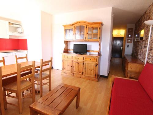 un salon avec une cuisine et une salle à manger dans l'établissement Appartement cosy 2P, 6 pers, skis aux pieds, balcon sud-ouest, cœur de station L'Alpe d'Huez - FR-1-405-27, à L'Alpe-d'Huez