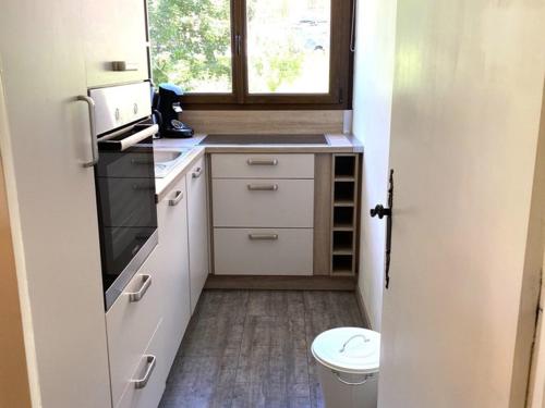 eine kleine Küche mit einem WC und einem Fenster in der Unterkunft Appartement Huez, 2 pièces, 8 personnes - FR-1-405-29 in L'Alpe-d'Huez