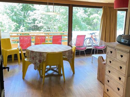 une salle à manger avec une table et des chaises dans l'établissement Spacieux T2 pour 6-8 pers, face pistes, proche commerces - L'Alpe d'Huez - FR-1-405-29, à L'Alpe-d'Huez