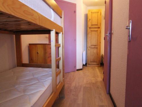 Cette chambre comprend 2 lits superposés et un couloir. dans l'établissement Studio confortable pour 4 personnes à L'Alpe d'Huez avec balcon, proche commerces et pistes - FR-1-405-32, à L'Alpe-d'Huez
