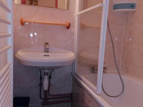 une salle de bain avec un lavabo et une douche dans l'établissement Studio confortable pour 4 personnes à L'Alpe d'Huez avec balcon, proche commerces et pistes - FR-1-405-32, à L'Alpe-d'Huez