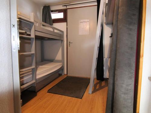 Cette petite chambre dispose de lits superposés et d'un couloir. dans l'établissement Studio 5 pers. lumineux à 100m des pistes avec balcon, casier à skis et animaux acceptés - FR-1-405-51, à L'Alpe-d'Huez