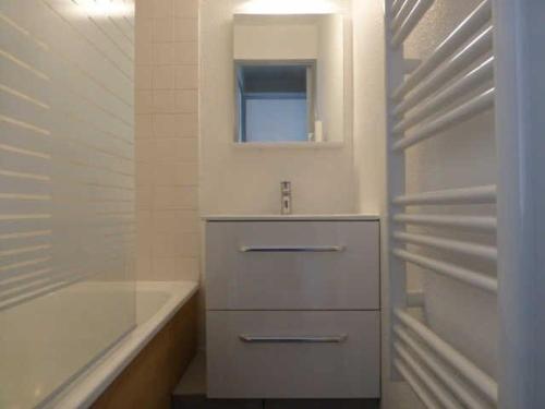 une salle de bain blanche avec un lavabo et une baignoire dans l'établissement Studio 5 pers. lumineux à 100m des pistes avec balcon, casier à skis et animaux acceptés - FR-1-405-51, à L'Alpe-d'Huez