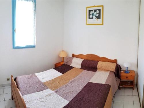 une chambre avec un lit et une fenêtre dans l'établissement Appartement 2 Pièces Cabine 6 Pers. près Plage - Parking, Climatisation - FR-1-388-73, à Argelès-sur-Mer