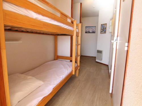 Cette chambre comprend 2 lits superposés et un couloir. dans l'établissement Charmant 2 pièces avec balcon, proche remontées et commerces, pour 4 pers. - Alpe d'Huez - FR-1-405-62, à L'Alpe-d'Huez