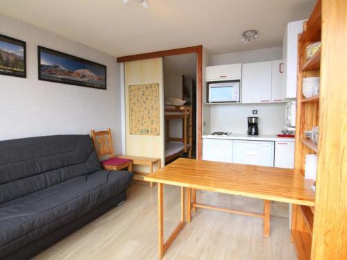 un salon avec un canapé et une table dans l'établissement Charmant 2 pièces avec balcon, proche remontées et commerces, pour 4 pers. - Alpe d'Huez - FR-1-405-62, à L'Alpe-d'Huez