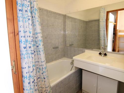 une salle de bain avec une baignoire et un lavabo dans l'établissement Charmant 2 pièces avec balcon, proche remontées et commerces, pour 4 pers. - Alpe d'Huez - FR-1-405-62, à L'Alpe-d'Huez