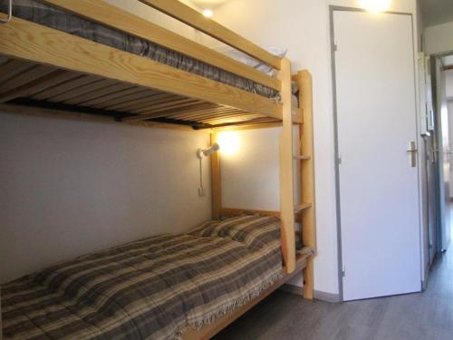 une chambre avec deux lits superposés dans une pièce dans l'établissement Studio cosy pour 5 pers. à 100m des pistes - Balcon sud, animaux acceptés, près commerces - Alpe d'Huez - FR-1-405-64, à L'Alpe-d'Huez