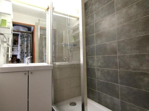 une salle de bain avec douche et lavabo dans l'établissement Studio cosy pour 5 pers. à 100m des pistes - Balcon sud, animaux acceptés, près commerces - Alpe d'Huez - FR-1-405-64, à L'Alpe-d'Huez