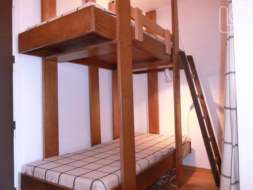 - un lit superposé en bois avec une échelle dans l'établissement Studio cosy pour 4 pers. à 90m des pistes – Balcon sud, commerces et école de ski à proximité - FR-1-405-65, à L'Alpe-d'Huez