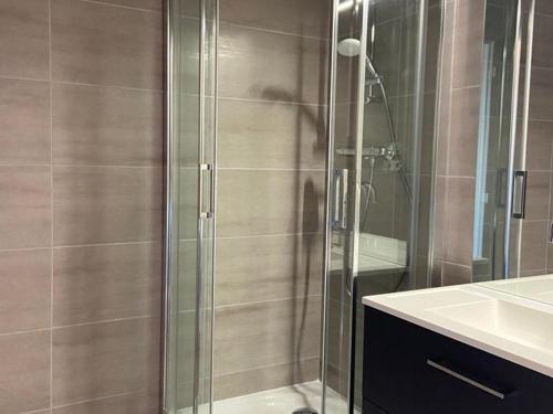 une douche avec une porte vitrée dans une salle de bain dans l'établissement Studio cosy pour 4 pers. à 90m des pistes – Balcon sud, commerces et école de ski à proximité - FR-1-405-65, à L'Alpe-d'Huez
