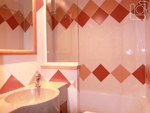 une salle de bain avec un lavabo et une douche dans l'établissement Appartement cosy 4 pers avec balcon Sud/Est, à 100m des pistes et commerces - Alpe d'Huez - FR-1-405-84, à L'Alpe-d'Huez