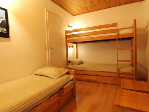 Säng eller sängar i ett rum på Appartement Huez, 2 pièces, 5 personnes - FR-1-405-9
