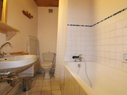 ラルプ・デュエズにあるAppartement Huez, 2 pièces, 5 personnes - FR-1-405-9のバスルーム(洗面台、トイレ、バスタブ付)