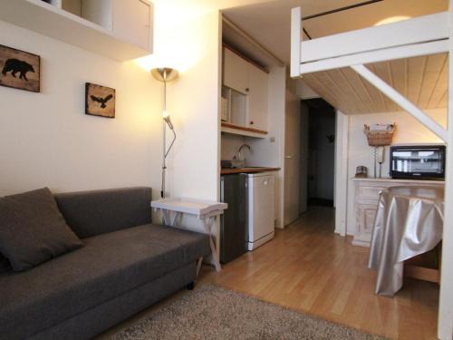 un salon avec un canapé et une cuisine dans l'établissement Studio cosy 4 pers avec balcon exposé sud, proche commerces et pistes, quartier des Jeux - FR-1-405-86, à L'Alpe-d'Huez