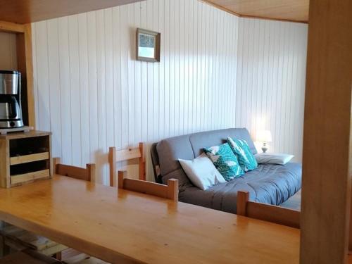 un salon avec un canapé et une table dans l'établissement Appartement 2 pièces 6 pers avec balcon, parking et animaux acceptés - L'Alpe d'Huez - FR-1-405-10, à L'Alpe-d'Huez
