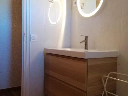 une salle de bain avec un lavabo et un miroir dans l'établissement Appartement 2 pièces 6 pers avec balcon, parking et animaux acceptés - L'Alpe d'Huez - FR-1-405-10, à L'Alpe-d'Huez