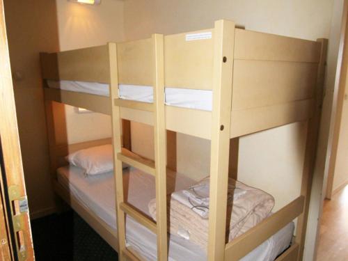 ラルプ・デュエズにあるAppartement Huez, 1 pièce, 4 personnes - FR-1-405-86の小さな部屋の木製二段ベッド1台