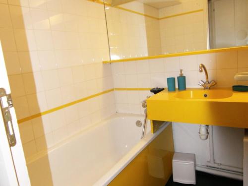 une salle de bain avec une baignoire blanche et un lavabo dans l'établissement Studio cosy 4 pers avec balcon exposé sud, proche commerces et pistes, quartier des Jeux - FR-1-405-86, à L'Alpe-d'Huez