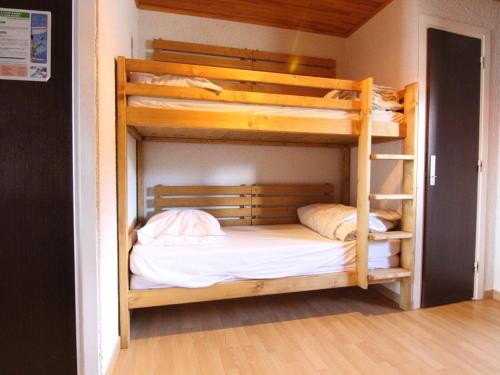 ラルプ・デュエズにあるAppartement Huez, 1 pièce, 4 personnes - FR-1-405-14の二段ベッド2組が備わる客室です。